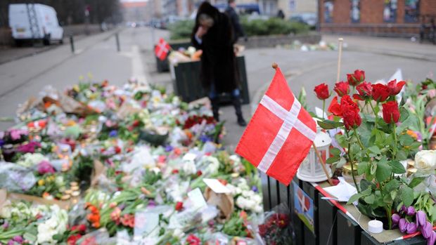 The danish flag and flowers are placed after a terrorist attack at the Krudttonden cafe in Copenhagen, Denmark, 17 February 2015. Danish police said that a man they shot dead in Copenhagen on Sunday 15th is believed to be the gunman behind two fatal shootings at an event promoting freedom of speech and on a synagogue. Photo: Britta Pedersen/dpaFoto: Britta Pedersen/dpa +++(c) dpa - Bildfunk+++ | usage worldwide   (Photo by Britta Pedersen/picture alliance via Getty Images)