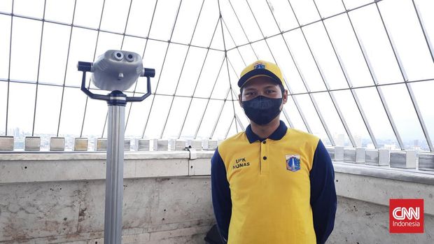 Petugas UPK Monas yang berjaga di Puncak, Sonny (32), Minggu (3/7). CNN Indonesia/Poppy Fadhilah