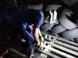 Pria di Depok Kejeblos-Terjepit Besi Penutup Selokan, Damkar Evakuasi