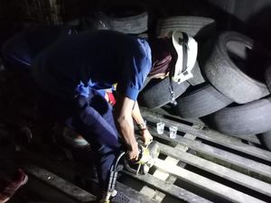 Pria di Depok Kejeblos-Terjepit Besi Penutup Selokan, Damkar Evakuasi Pria di Depok Kejeblos-Terjepit Besi Penutup Selokan, Damkar Evakuasi