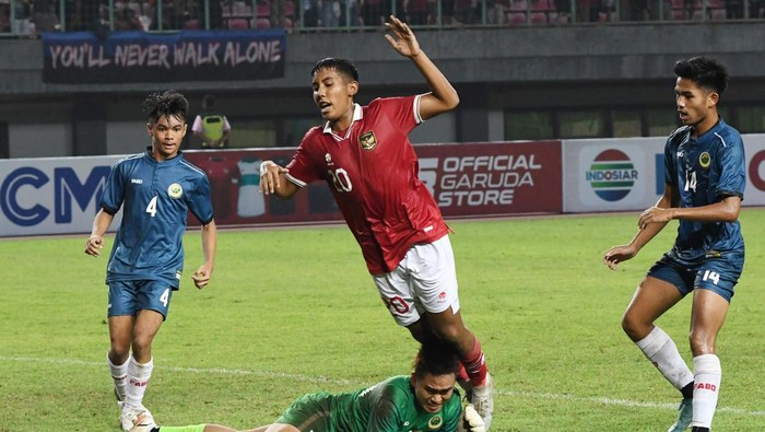 Pesepak bola Tim Nasional Indonesia U-19 Razza (tengah) berebut bola dengan pesepak bola Tim Nasional Brunei Darussalam U-19 Danish (kedua kiri) dalam laga penyisihan Grup A Piala AFF U19 2022 di Stadion Patriot Chandrabhaga, Bekasi, Jawa Barat, Senin (4/7/2022). Indonesia menang telak atas Brunei Darussalam dengan skor 7-0. ANTARA FOTO/Fakhri Hermansyah/wsj.