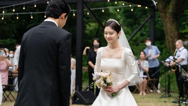 Potret bahagia nan sakral Jang Na Ra dan suami dalam resepsi pernikahan. (Foto: soompi.com)