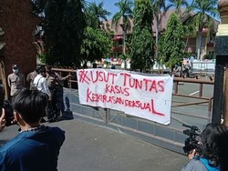 Aliansi Mahasiswa Geruduk Polda NTB, Usut Kasus Pelecehan Seksual