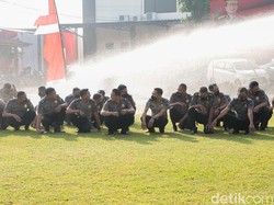 Rayakan Kenaikan Pangkat, 53 Personel Polres Jombang Dimandikan Water Canon