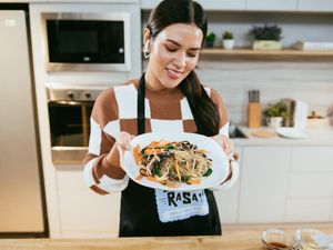 Pose Keren Raisa Saat Main Badminton dan Memasak Japchae