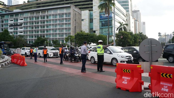 Rekayasa Lalin di Kawasan Bundaran HI untuk Urai Kemacetan Dinas Perhubungan DKI Jakarta mulai merekayasa kemudian lintas di Bundaran HI untuk mengurai kepadatan. Arus kemudian lintas terpantau ramai lancar.