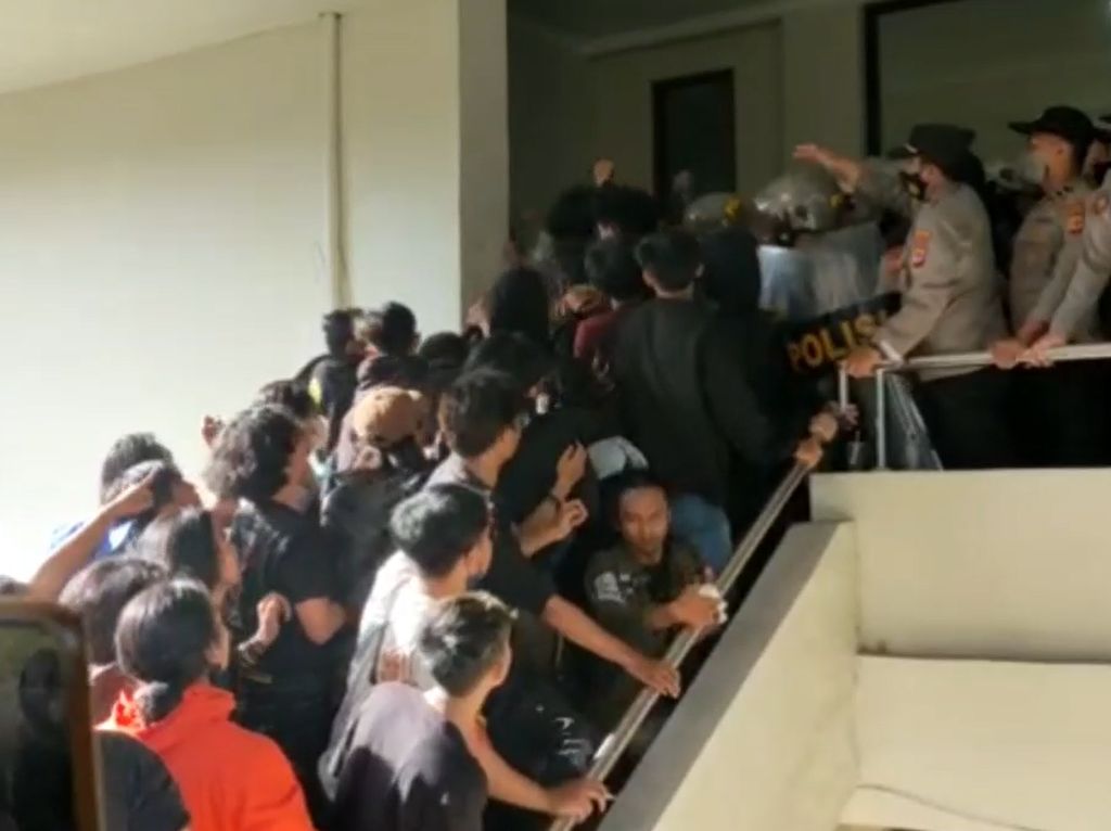 Ricuh Unjuk Rasa Tolak RKUHP di Tasik, Mahasiswa-Polisi Bentrok!
