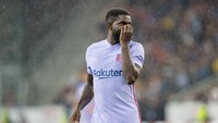 Berjalannya waktu setelahnya, Samuel Umtiti kerap cedera dan posisinya tergeser di Barcelona. Di musim panas 2022 ini, market value-nya ada di angka hanya Rp 18 miliar (Getty Images)