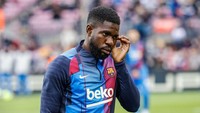 Samuel Umtiti jalani karier naik-turun di Barcelona. Sempat berada di puncak kejayaan, kini bek tengah asal Prancis itu lagi terperosok ke jurang karier (Getty Images)