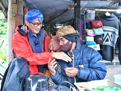 Sandiaga Beri Bantuan ke Pedagang Warung Kopi di Desa Sembungan Wonosobo