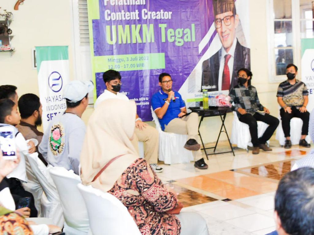 Sandiaga Beri Bantuan Modal Usaha ke 50 Angkringan Jogja dan Tegal Sandiaga Beri Bantuan Modal Usaha ke 50 Angkringan Jogja dan Tegal