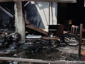 Sejumlah Ruko-Motor Dibakar Massa, Diduga Dipicu Ricuh di Karaoke Sleman Sejumlah Ruko-Motor Dibakar Massa, Diduga Dipicu Ricuh di Karaoke Sleman
