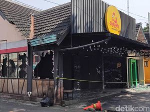 Kerusuhan di Babarsari,  Massa Bakar 7 Motor dan Rusak Sejumlah Ruko Kerusuhan di Babarsari,  Massa Bakar 7 Motor dan Rusak Sejumlah Ruko
