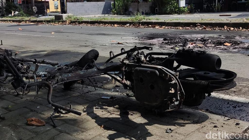 Ricuh di Babarsari, Begini Penampakan Ruko-Motor yang Rusak-Terbakar Ricuh di Babarsari, Begini Penampakan Ruko-Motor yang Rusak-Terbakar