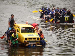 Serunya Balap Rakit Chester di Inggris Serunya Balap Rakit Chester di Inggris