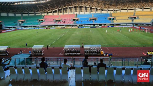 Pelatih Timnas Indonesia, Shin Tae Yong, menyaksikan pertandingan Thailand vs Myanmar di Stadion Patriot Candrabhaga, Bekasi, Senin (4/7).