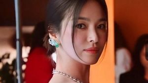7 Gaya Menawan Song Hye Kyo di Paris, Selfie Bareng Pria Bule Curi Atensi
