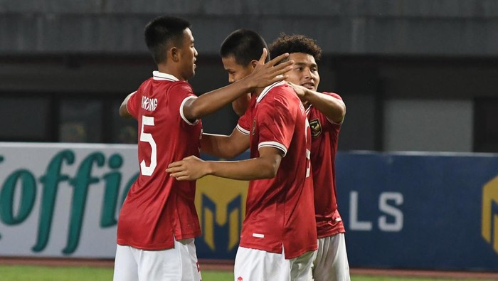 Pesepak bola Tim Nasional Indonesia U-19 Hokky (tengah) merayakan golnya ke gawang Tim Nasional Brunei Darussalam bersama rekan setimnya dalam laga penyisihan Grup A Piala AFF U19 2022 di Stadion Patriot Chandrabhaga, Bekasi, Jawa Barat, Senin (4/7/2022). ANTARA FOTO/Fakhri Hermansyah/wsj.
