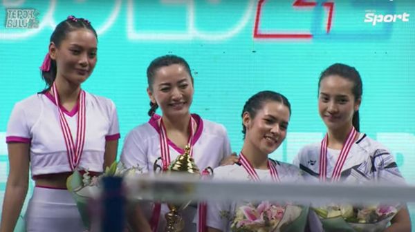 8 Gaya Raisa-Anya Geraldine Vs Hesti-Erika Carlina di Pertandingan Tepok Bulu