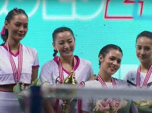 8 Gaya Raisa-Anya Geraldine Vs Hesti-Erika Carlina di Pertandingan Tepok Bulu 8 Gaya Raisa-Anya Geraldine Vs Hesti-Erika Carlina di Pertandingan Tepok Bulu