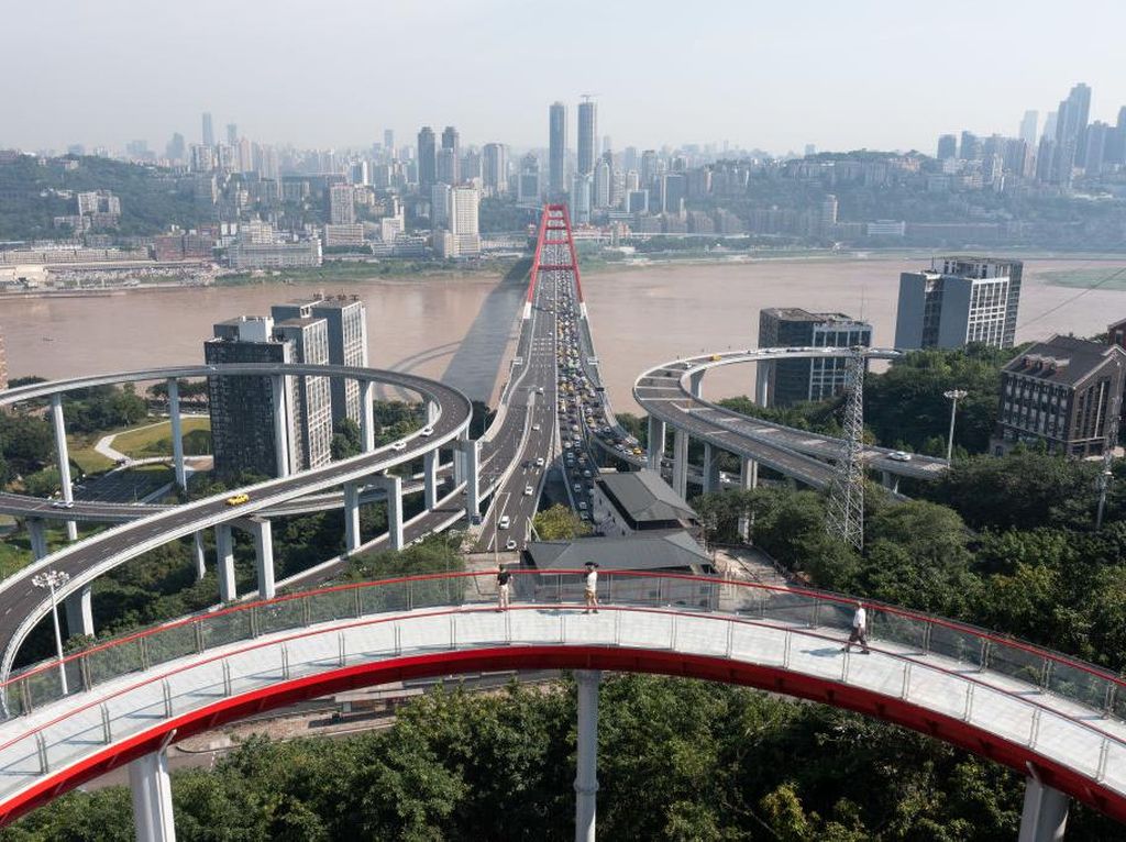 Skywalk di China ini Suguhkan Lansekap Perkotaan yang Menawan Skywalk di China ini Suguhkan Lansekap Perkotaan yang Menawan