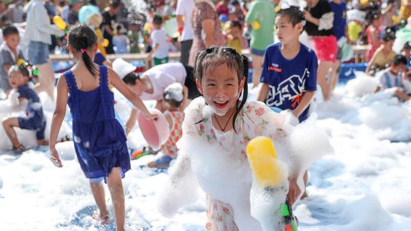 Kegirangan Anak-anak di China saat Mandi Busa