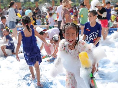 Kegirangan Anak-anak di China saat Mandi Busa