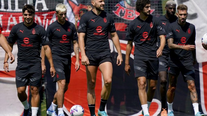 CAIRATE, ITALY - JULY 04: (L-R)Brahim Diaz, Daniel Maldini, Ante Rebic, Yacine Adli, Tiemoue Bakayoko and Samuel Castillejo attend an AC Milan training session at Milanello on July 04, 2022 in Cairate, Italy. (Photo by Pier Marco Tacca/AC Milan via Getty Images)