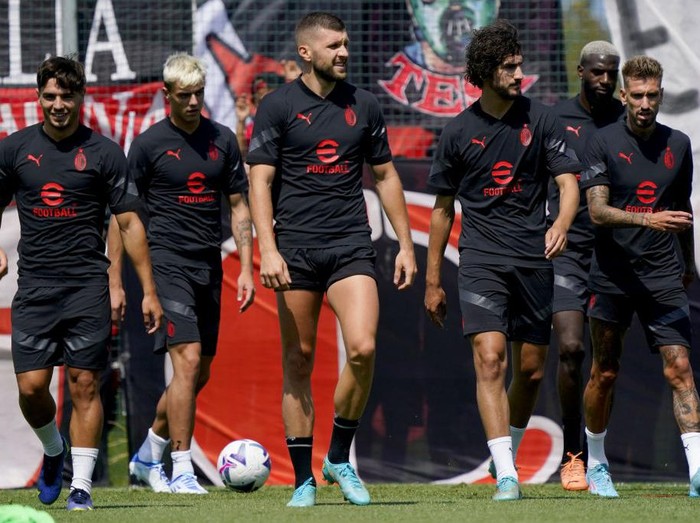 CAIRATE, ITALY - JULY 04: (L-R)Brahim Diaz, Daniel Maldini, Ante Rebic, Yacine Adli, Tiemoue Bakayoko and Samuel Castillejo attend an AC Milan training session at Milanello on July 04, 2022 in Cairate, Italy. (Photo by Pier Marco Tacca/AC Milan via Getty Images)