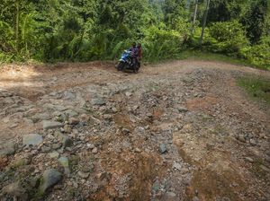 Rusak Maksimal, Jalan di Lebak Ini Bikin Repot Pengendara