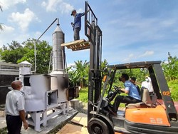 Tak Berizin, Alat Pembakaran Ilegal Pabrik di Gunung Putri Bogor Dibongkar