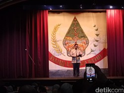 Nonton Wayang Orang Bharata, Anies: Kita Butuh Tontonan dengan Tuntunan