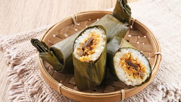 Arem-arem, a traditional Indonesian food made from rice filled with vegetables, chicken, meat or tempeh wrapped in banana leaves. Arem-arem is popular as a breakfast substitute. Selected focus.