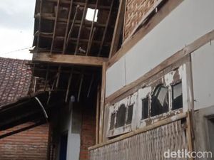 Puluhan Atap Rumah di Singosari Malang Terbang Tersapu Angin Kencang
