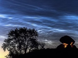 Pemandangan Awan Ajaib Super Langka yang Bercahaya Biru