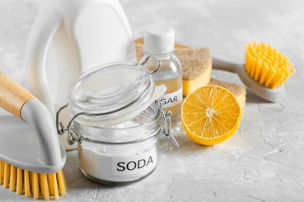 Baking Soda Baking Soda berguna untuk menghilangkan noda jamur