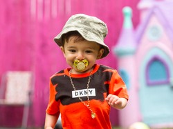 Bayi Tajir Ini Punya Empeng Dot Seharga Rp 18 Juta, Mandinya Susu-Madu