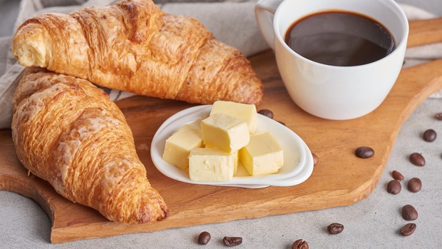 Mengurangi asupan lemak trans untuk bantu menurunkan kolesterol tinggi.