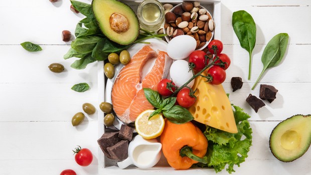 Mengonsumsi makanan sehat untuk menurunkan kolesterol tinggi.