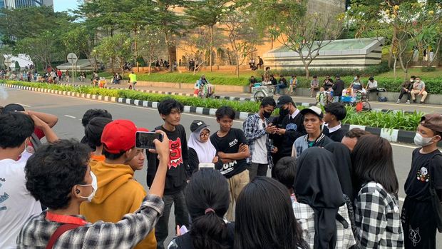 Area Taman Dukuh Atas, Jalan Sudirman, Jakarta Pusat, belakangan ini ramai diperbincangkan lantara dikunjungi oleh sekelompok remaja yang disebut berasal adari Citayam, Bogor. Roy (17) seorang remaja asal Citayam bercerita mengapa anak muda Citayam gemar berkumpul di Taman Dukuh Atas.