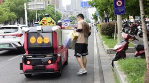 China Kembangkan Pengiriman Paket dengan Mobil Tanpa Sopir