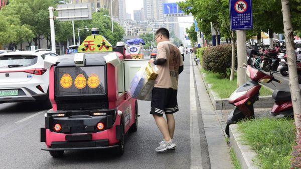 China Kembangkan Pengiriman Paket dengan Mobil Tanpa Sopir
