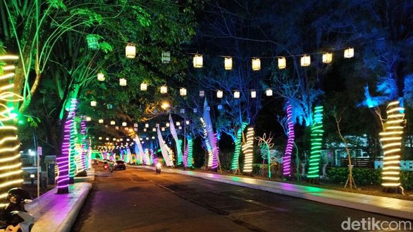 Damar Kurung Ditebar, Gresik Otomatis Romantis