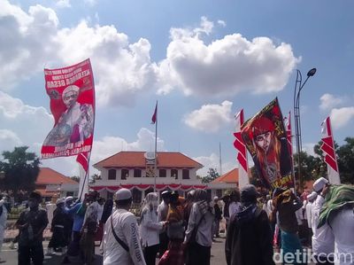 Demo Desak Holywings Ditutup Selamanya
