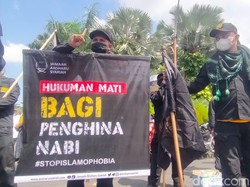 Sederet Tuntutan dan Isi Spanduk Demo Holywings di Depan Grahadi