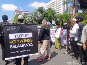 Massa Demo Holywings Blokade Jalan Depan Grahadi, Arus Lalin Dialihkan Massa Demo Holywings Blokade Jalan Depan Grahadi, Arus Lalin Dialihkan