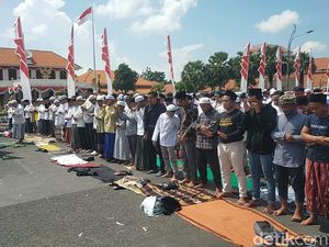 Massa Tolak Holywings Depan Grahadi Gelar Salat Berjemaah di Tengah Jalan Massa Tolak Holywings Depan Grahadi Gelar Salat Berjemaah di Tengah Jalan