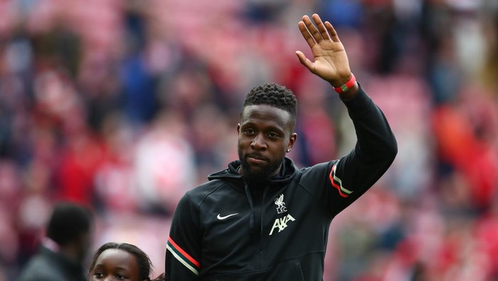 LIVERPOOL, ENGLAND - MAY 22:   Divock Origi of Liverpool waves at the end of the Premier League match between Liverpool and Wolverhampton Wanderers at Anfield on May 22, 2022 in Liverpool, United Kingdom. (Photo by Chris Brunskill/Fantasista/Getty Images)