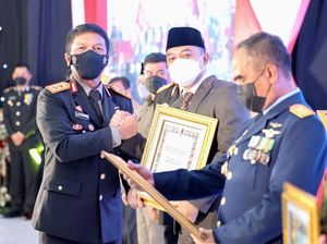 Walkot Eri Terima Penghargaan dari Kapolda Jatim dan Kapolrestabes Surabaya