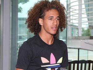 Baru Dipinjamkan MU ke Sevilla, Pemain Muda Ini Langsung Diasingkan Baru Dipinjamkan MU ke Sevilla, Pemain Muda Ini Langsung Diasingkan